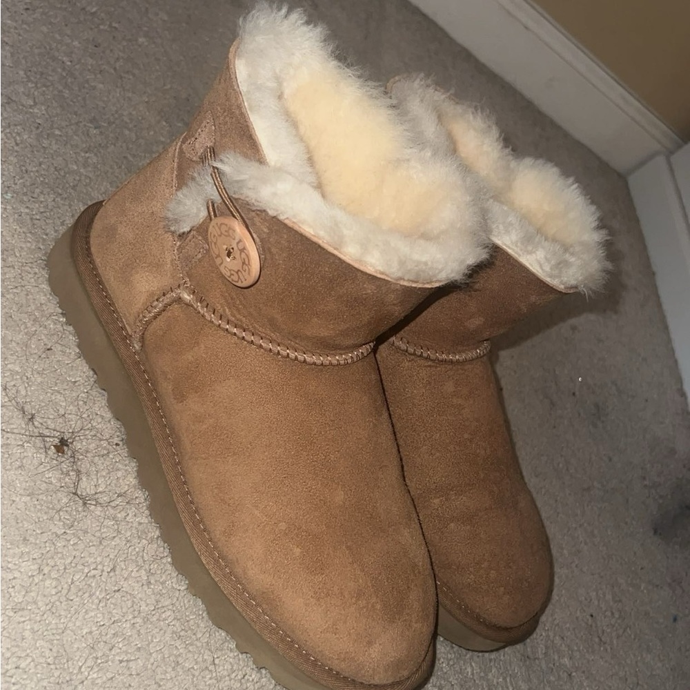 mini bailey button uggs